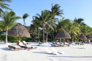 chaises longues et parasols sur une plage de sable blanc par Fiesta Travel