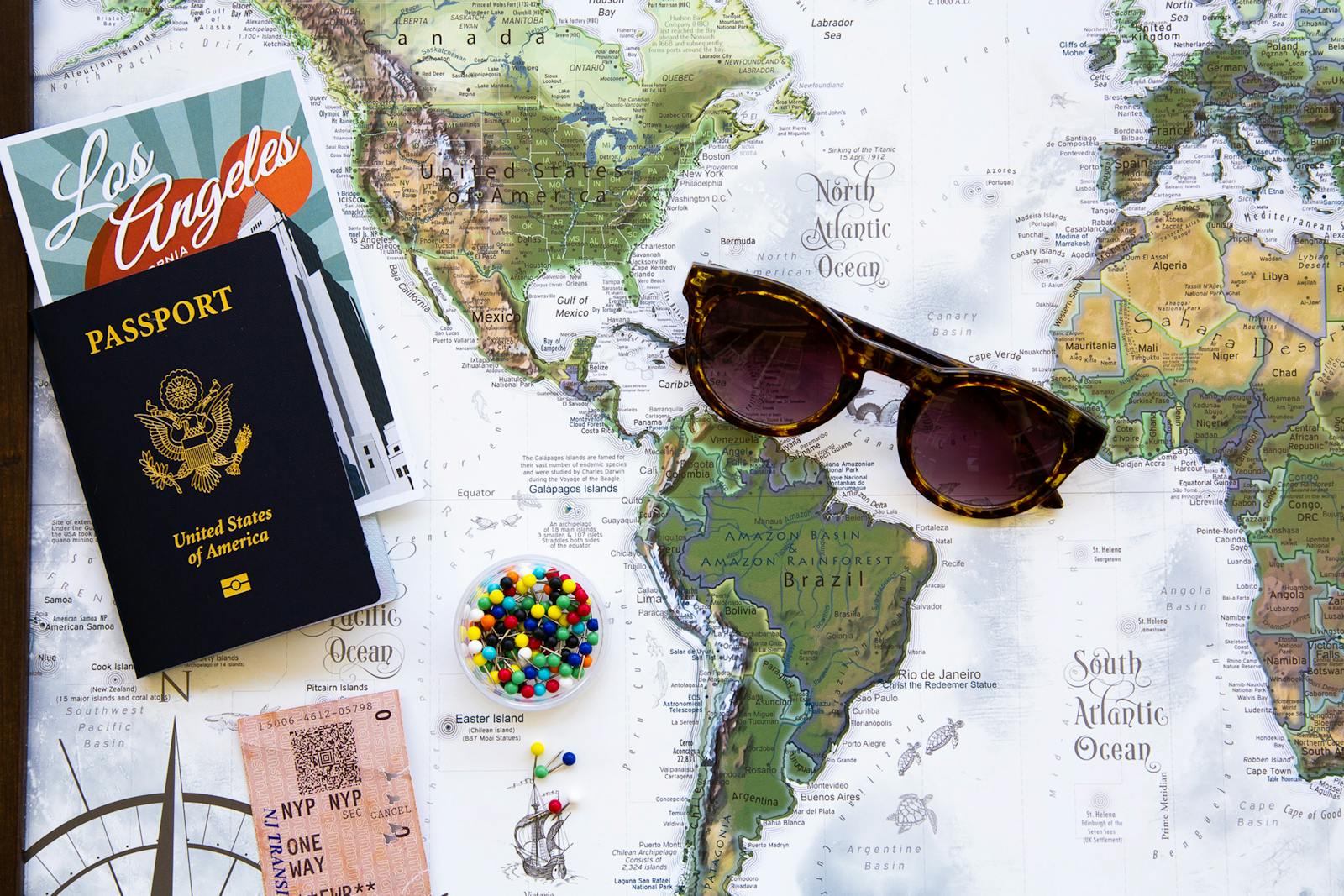 passeport et lunettes de soleil sur carte du monde - Fiesta Travel ticketing